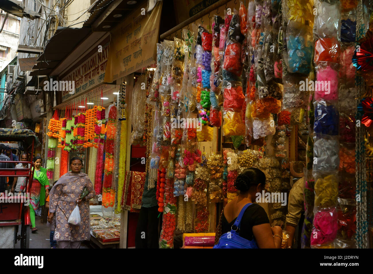 Store di Vecchia Delhi la vendita di indumenti per matrimoni, India Foto Stock