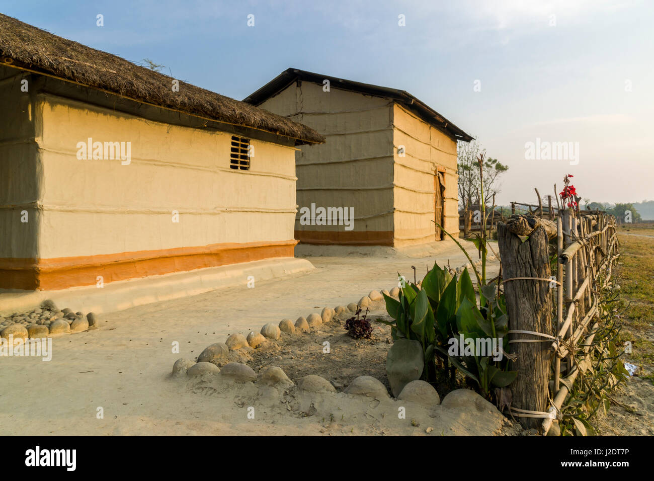 Una tipica casa colonica nel villaggio pandavnagar in Chitwan il parco nazionale Foto Stock