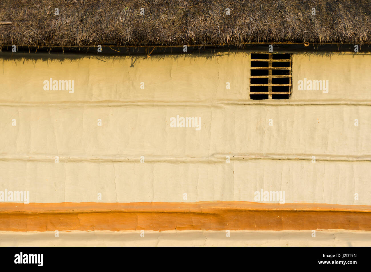 La facciata con una finestra di una tipica casa colonica nel villaggio pandavnagar in Chitwan il parco nazionale Foto Stock