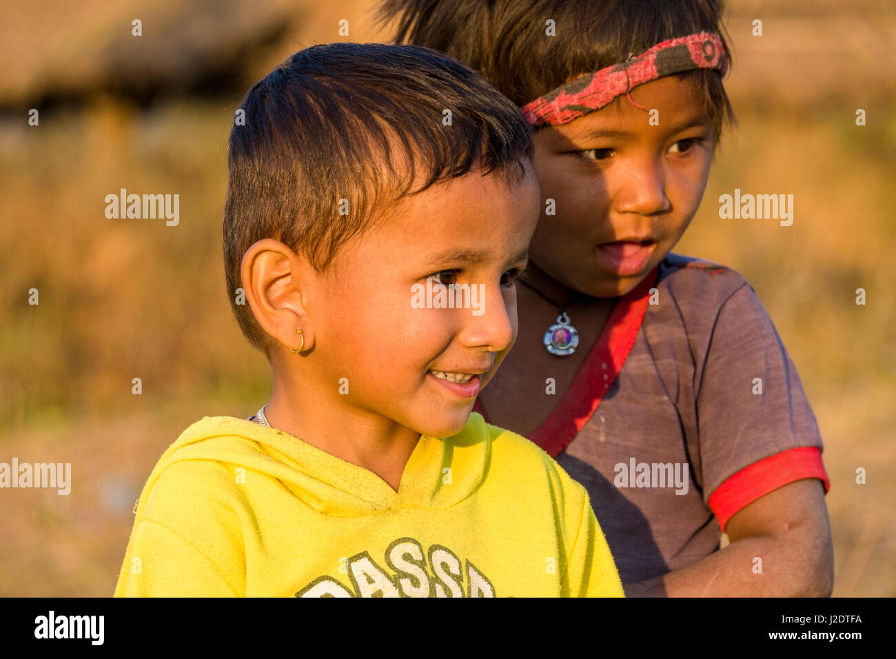 Ritratto di due ragazzi locali nel villaggio pandavnagar in Chitwan il parco nazionale Foto Stock