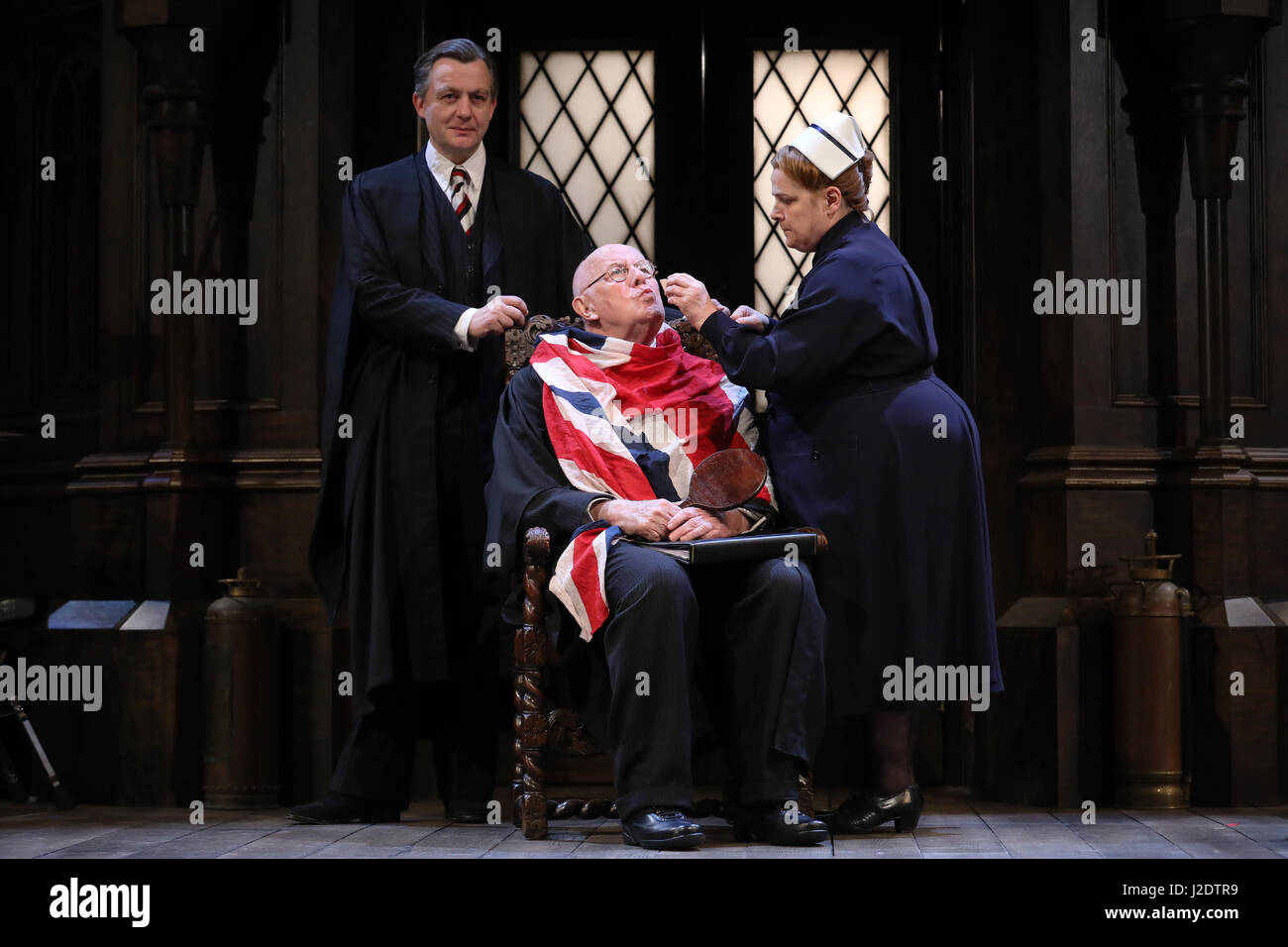 Il cast di eseguire in Alan Bennett di gioco "Quaranta anni sull' all'Chichetser Festival Theatre in Chichetser, West Sussex, Regno Unito martedì 25, 2017. Photog Foto Stock