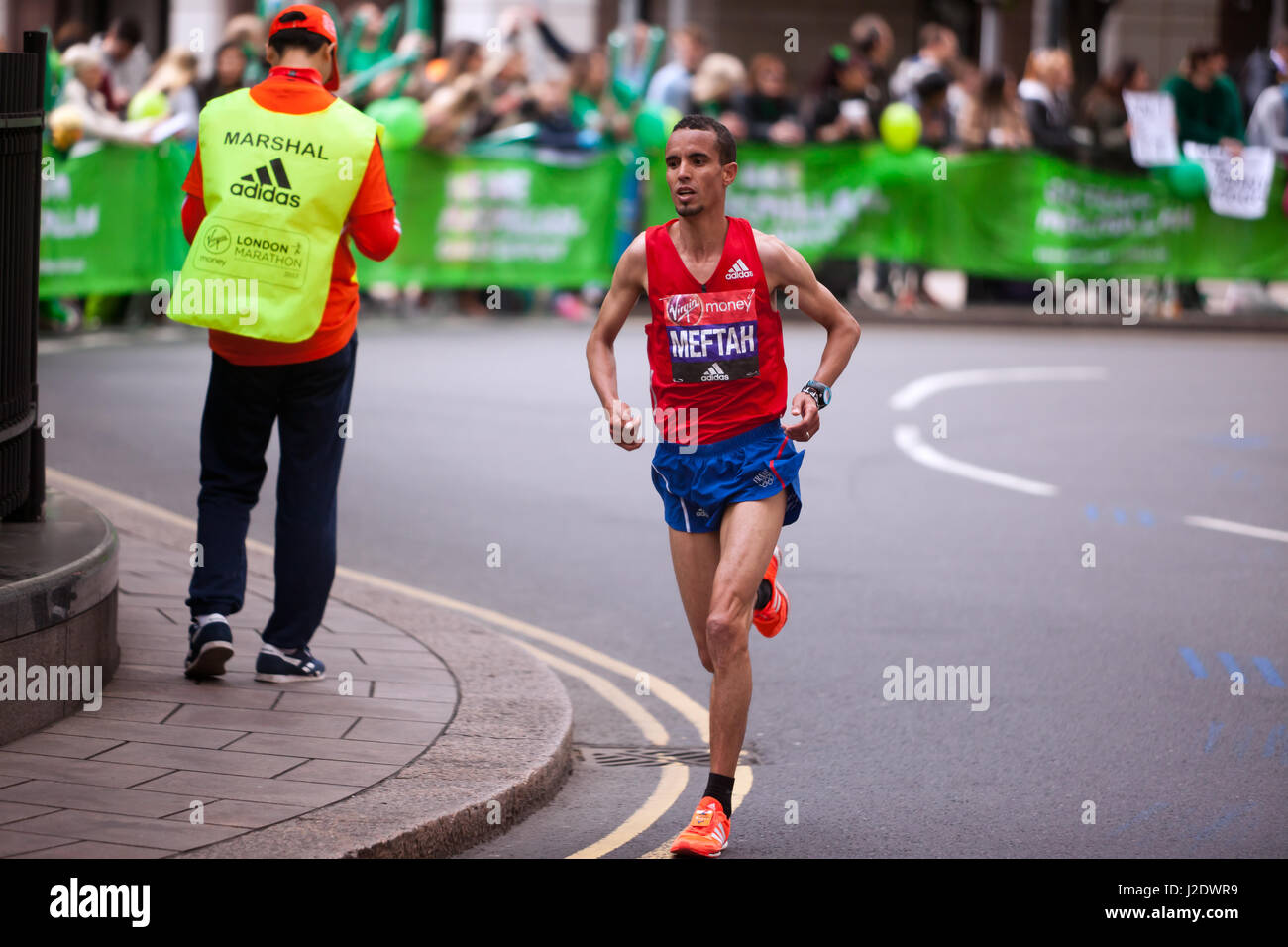 Abdellatif Meftah in lizza per la Francia nel 2017 Maratona di Londra. Egli è andato a finire 14th, in un tempo di 02:14:55 Foto Stock