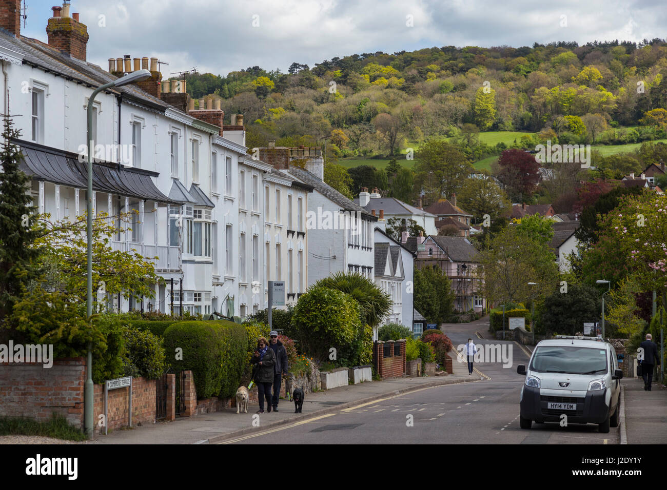 Vista lungo la strada a Salcombe in Sidmouth town center, comprese le case in Cambridge Terrace, con Salcombe collina che sovrasta la cittadina. Foto Stock