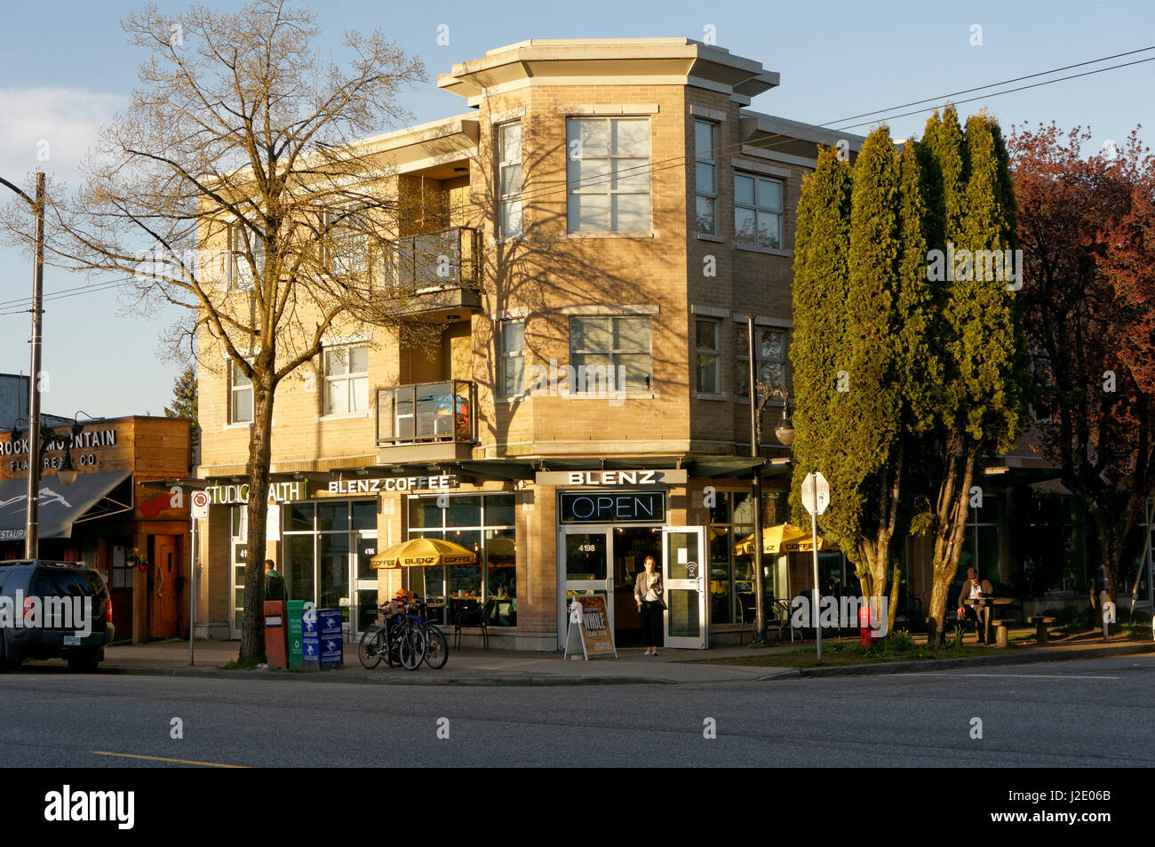 Blenz Coffee shop e un edificio residenziale su Main Street, Vancouver, British Columbia, Canada Foto Stock