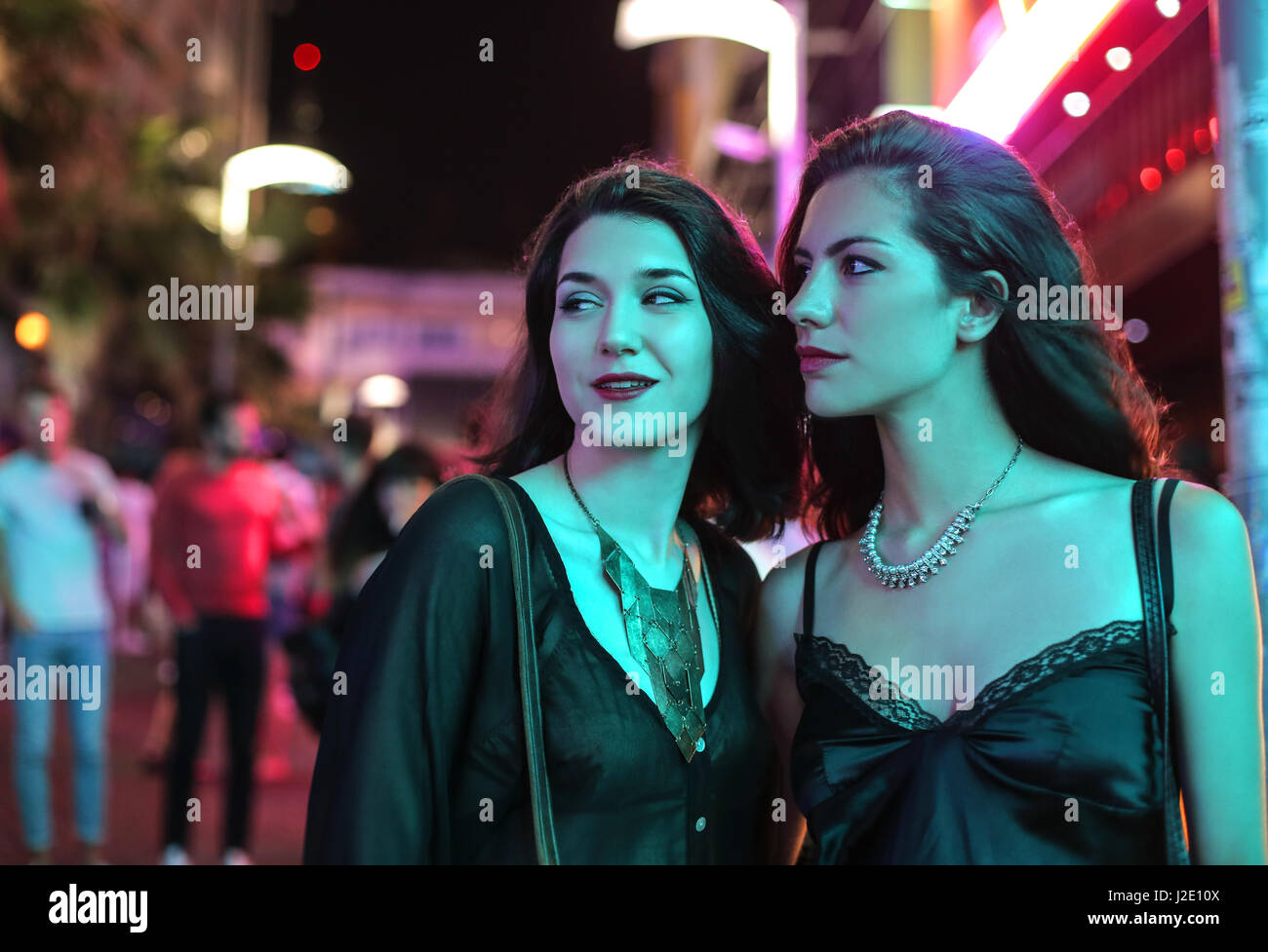 2 eleganti giovani donne nella città di notte Foto Stock