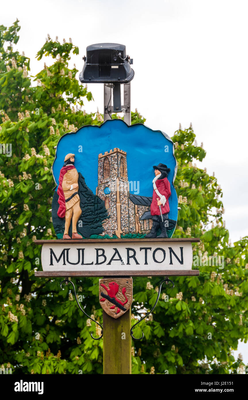 Il segno del villaggio di Mulbarton in Norfolk. Vedere il dettaglio nella descrizione. Foto Stock