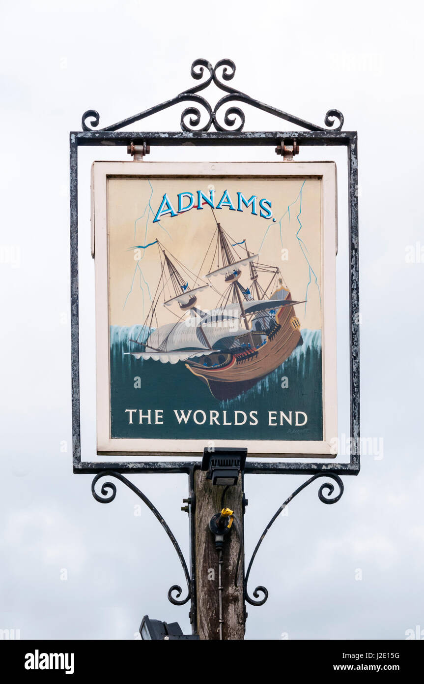 Il segno per i Mondi fine pub in Mulbarton mostra una nave a vela vela fuori dal bordo del mondo. Foto Stock