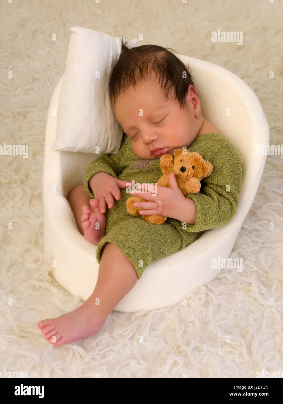 Adorable African neonato dorme in un seggiolino per bambini Foto Stock