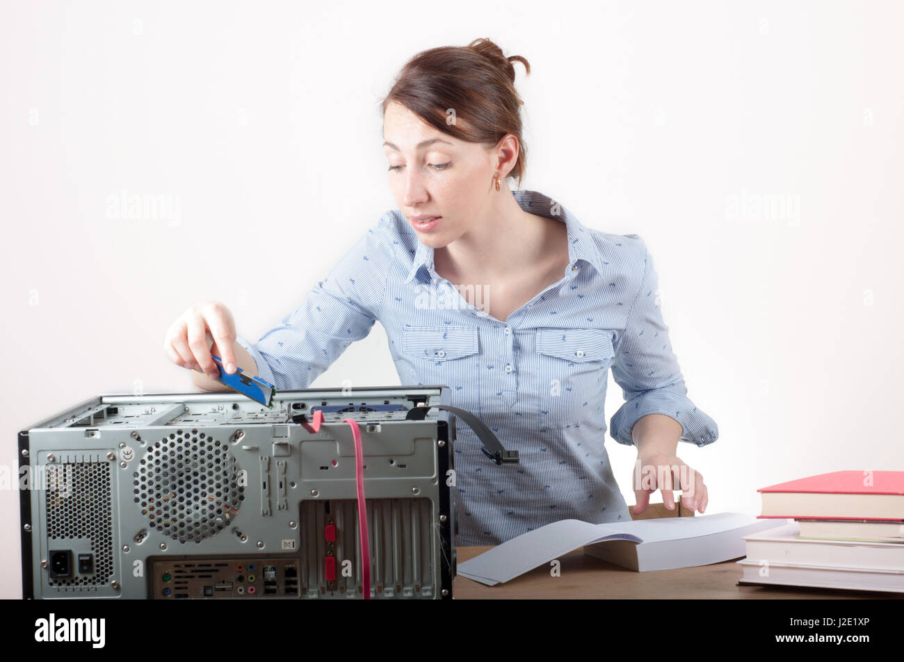 Donna che guarda confuso hardwear Foto Stock