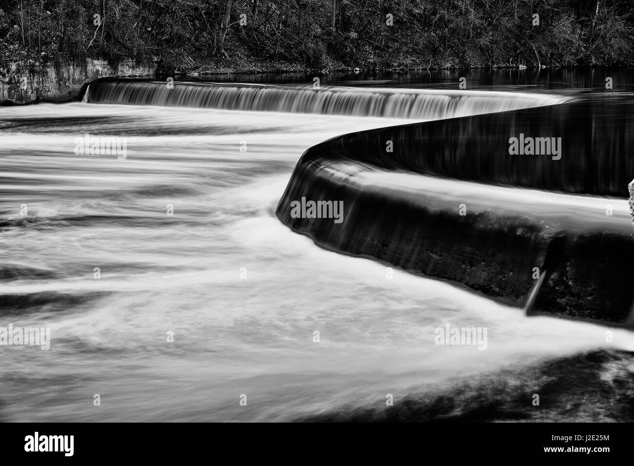 Controllo di inondazione diga sul fiume Grand.Paris Ontario in Canada. Immagine in bianco e nero Foto Stock