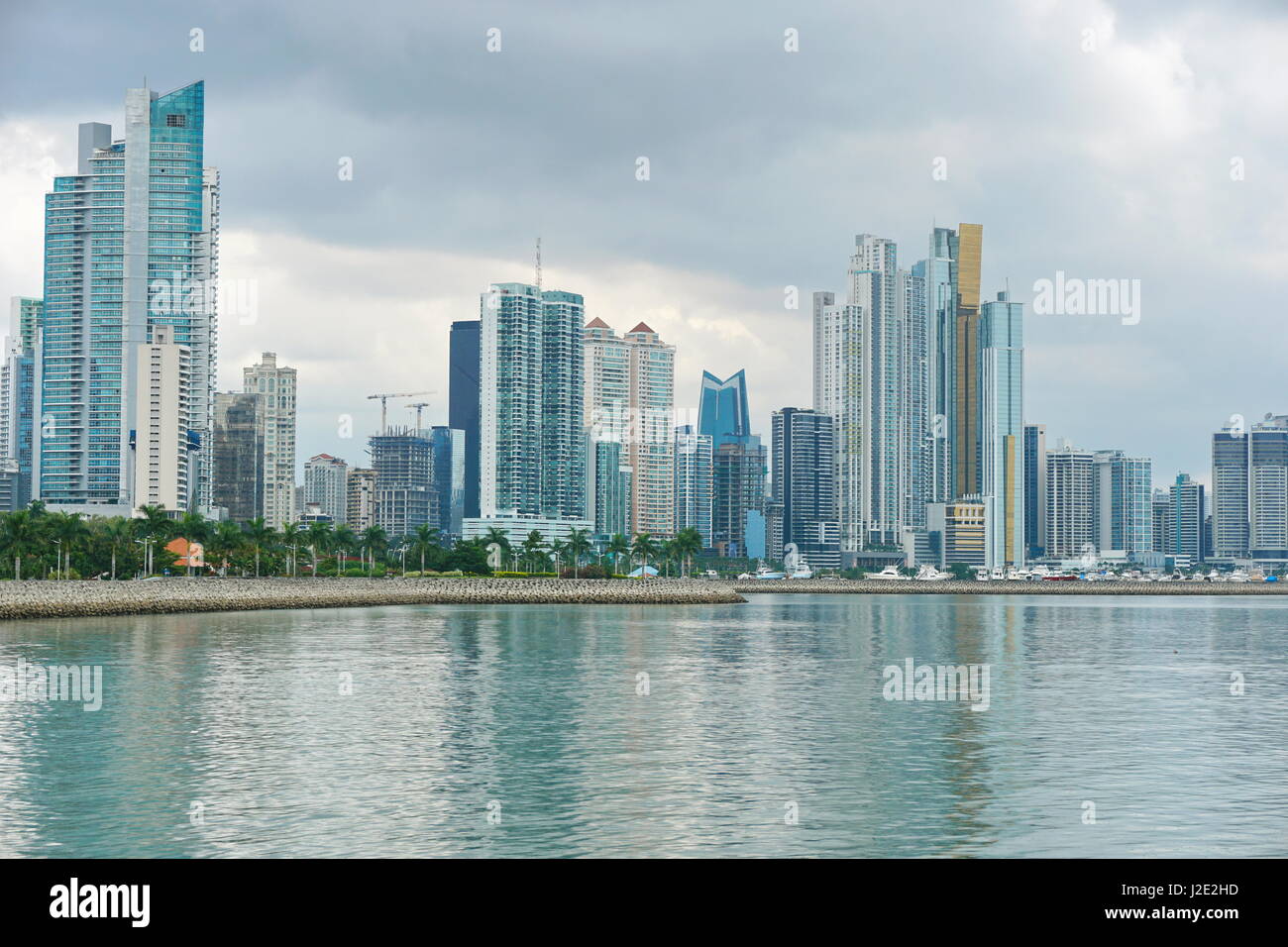 Costa di Panama City con edifici sul fronte oceano, Pacific Coast di Panama, America Centrale Foto Stock