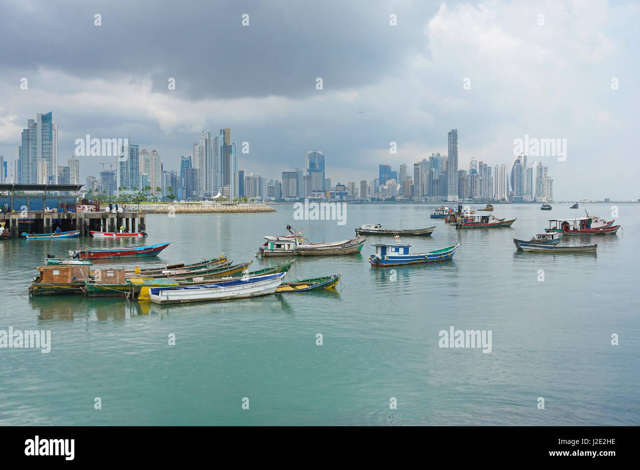 Panama city barche da pesca ancorate con grattacieli edifici, costa del Pacifico, America Centrale Foto Stock