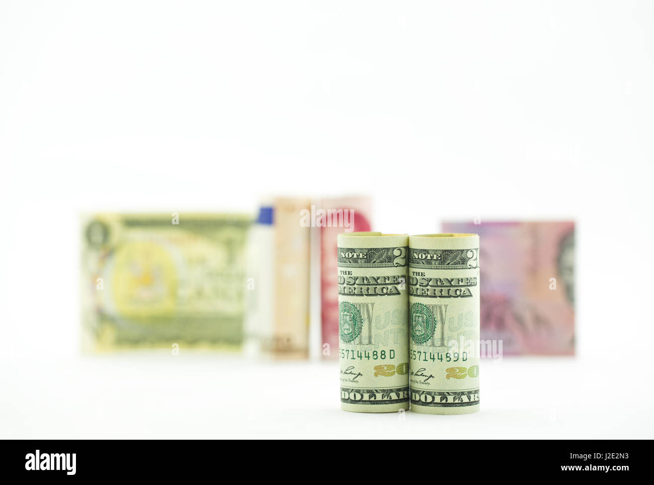 Moneta americana posizionata nella parte anteriore della veduta distante assortiti di valute straniere rispecchia la forza degli investimenti globali in America. Focu selettiva Foto Stock