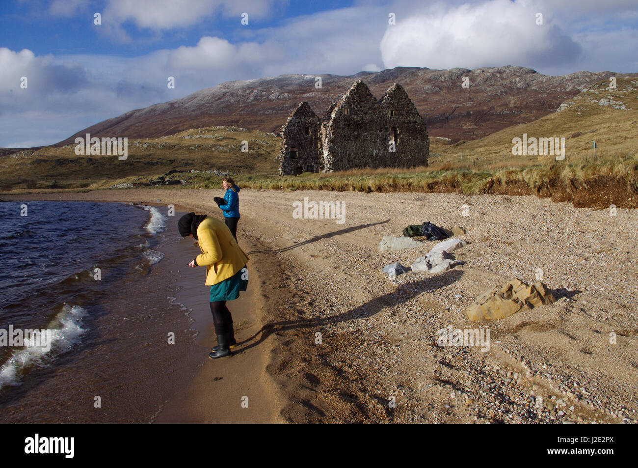 Suumer in Scozia a Loch Assynt shore, Inchnadamph, Sutherland. Il croft abbandonati in background. Foto Stock