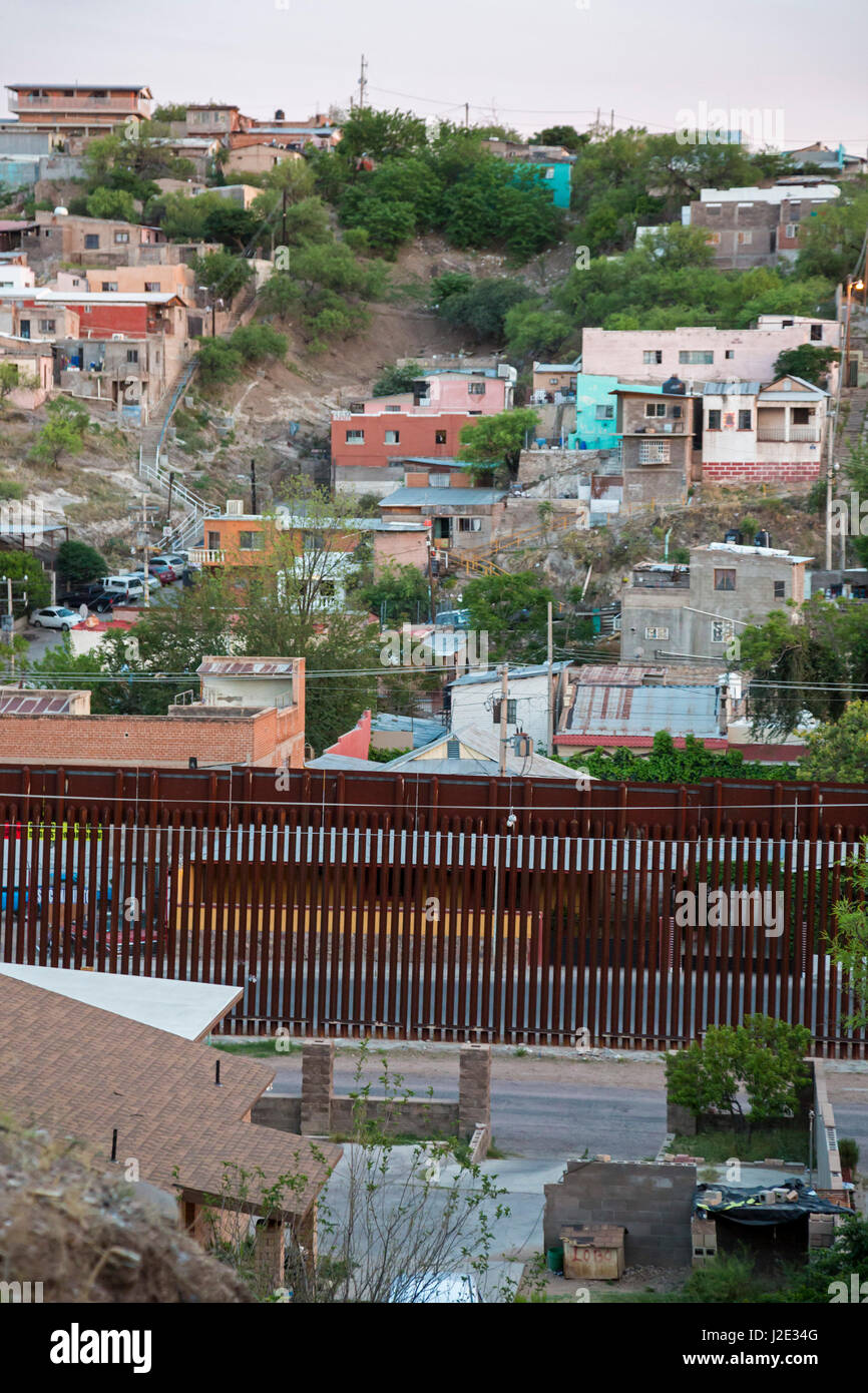 Nogales in Arizona - Stati Uniti-Messico recinzione di confine separa Nogales in Arizona (in primo piano) e di Nogales, Sonora. Foto Stock