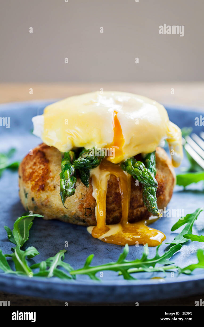 Torta di pesce con asparagi, uovo in camicia e salsa olandese Foto Stock