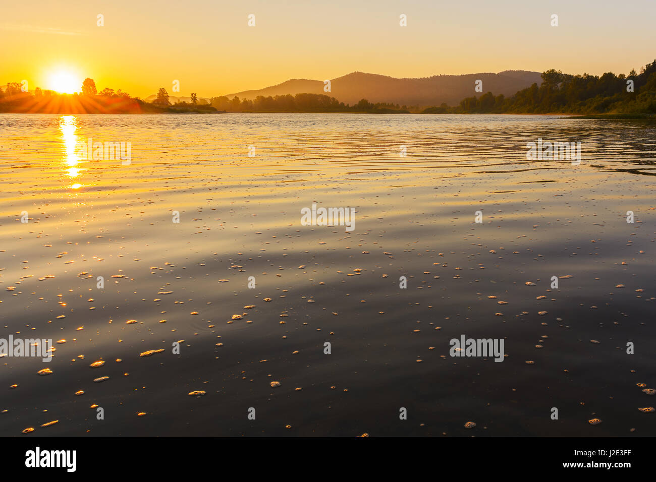 Bella estate lago paesaggio con tramonto dorato. Foto Stock