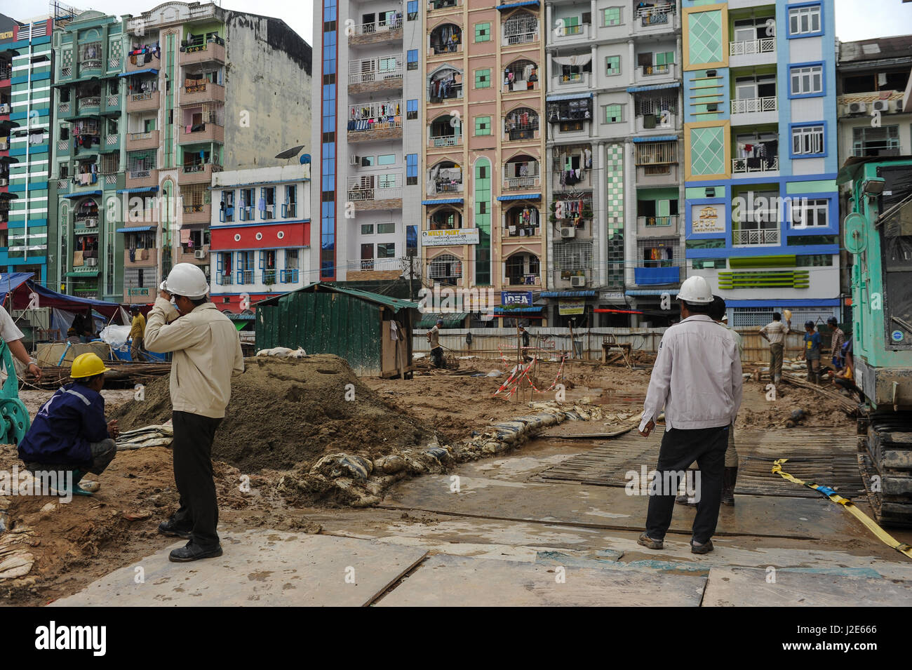 25.07.2013, Yangon, Repubblica dell' Unione di Myanmar, Asia - Costruzione di lavoratori presso il cantiere per la nuova piazza Sule edificio commerciale. Foto Stock