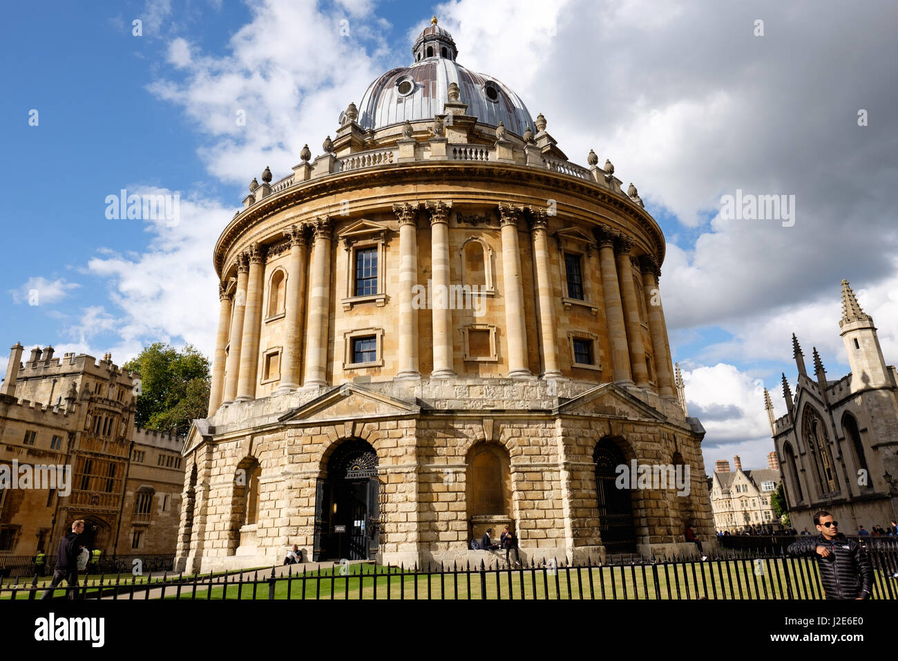 La Radcliffe Camera (Fotocamera, con il significato di "sala" in latino; colloquialmente, "Rad Cam' o 'La fotocamera') è un edificio dell'Università di Oxford, Inghilterra, progettato Foto Stock