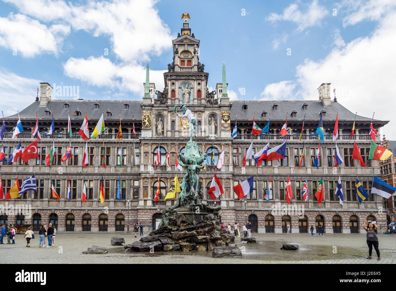 Anversa, Belgio - luglio 5, 2016 : la città storica di hall e la vecchia città di Anversa con architettura elegante. Anversa è la capitale della regione di Foto Stock