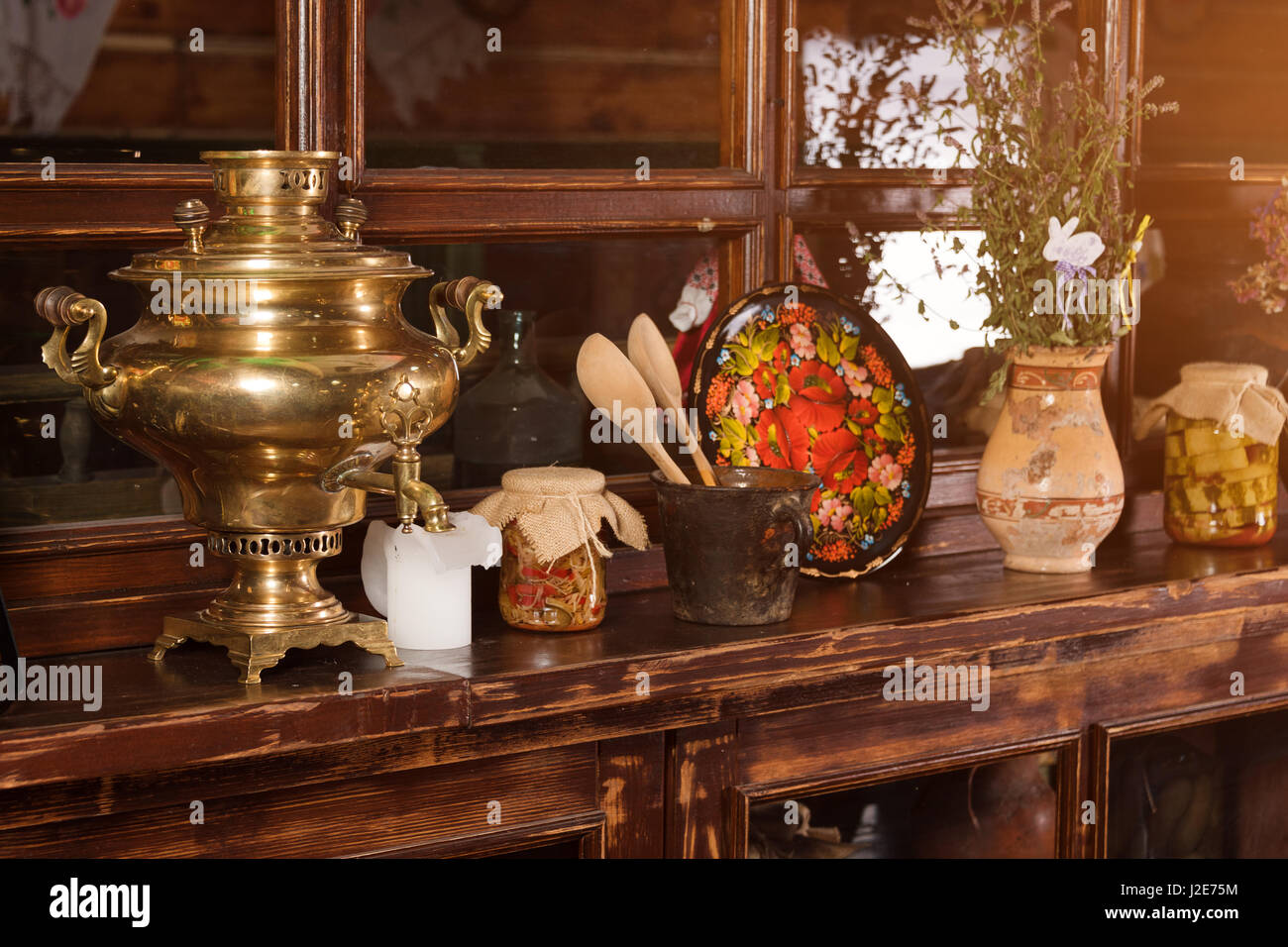 Unico ristorante etnico interno. Design tradizionale. Ucraini in stile rurale e decorazioni. L'Europa, Ucraina Foto Stock