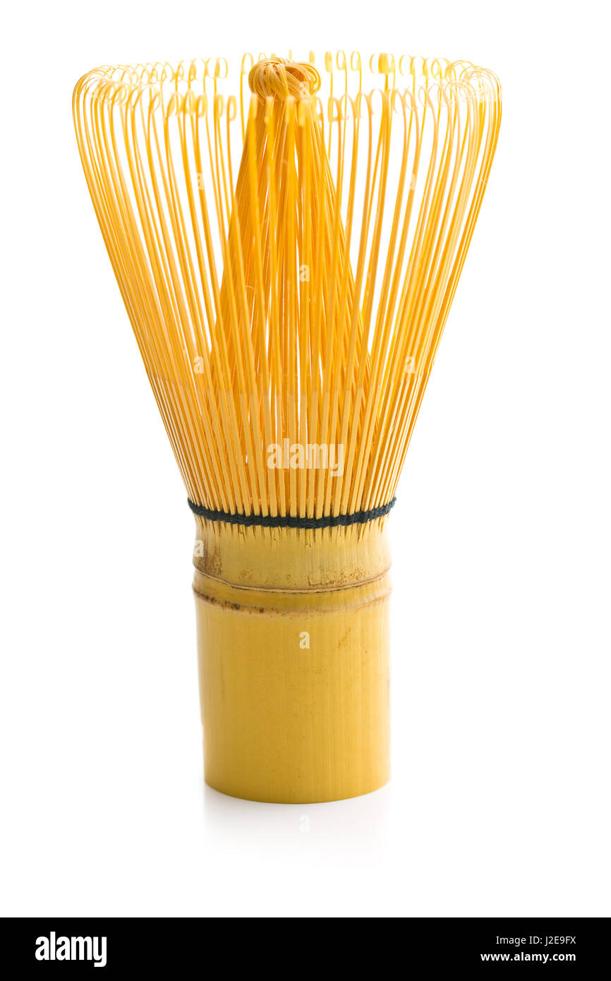 Frusta di bambù per matcha tea isolati su sfondo bianco. Foto Stock