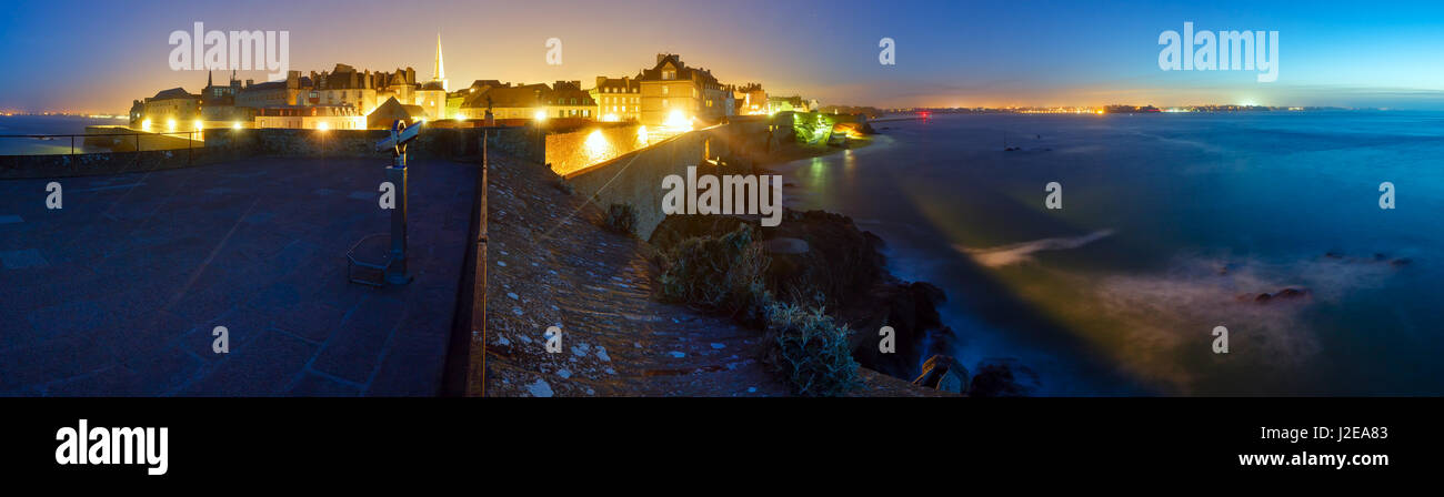 Saint-Malo vecchia città storica fortificata-fortezza vista notte (La Ville Intra-Muros, Francia). Due lunghe esposizioni stitch panorama. Foto Stock