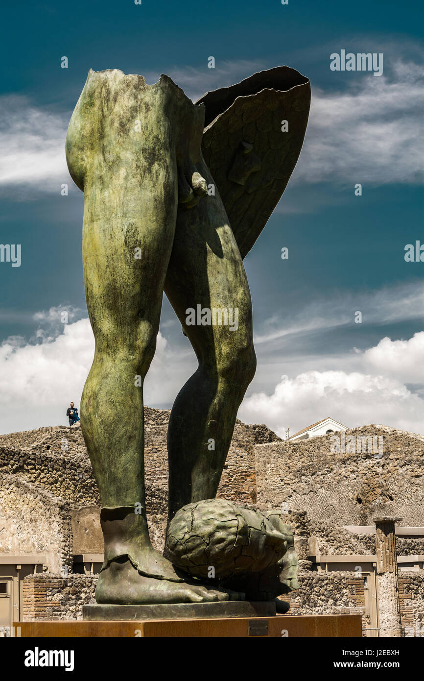 Mitoraj a Pompei. Eccellente display di opere in bronzo soggiorno fino a 1° di maggio nelle aree delle rovine dell antica città romana. Foto Stock