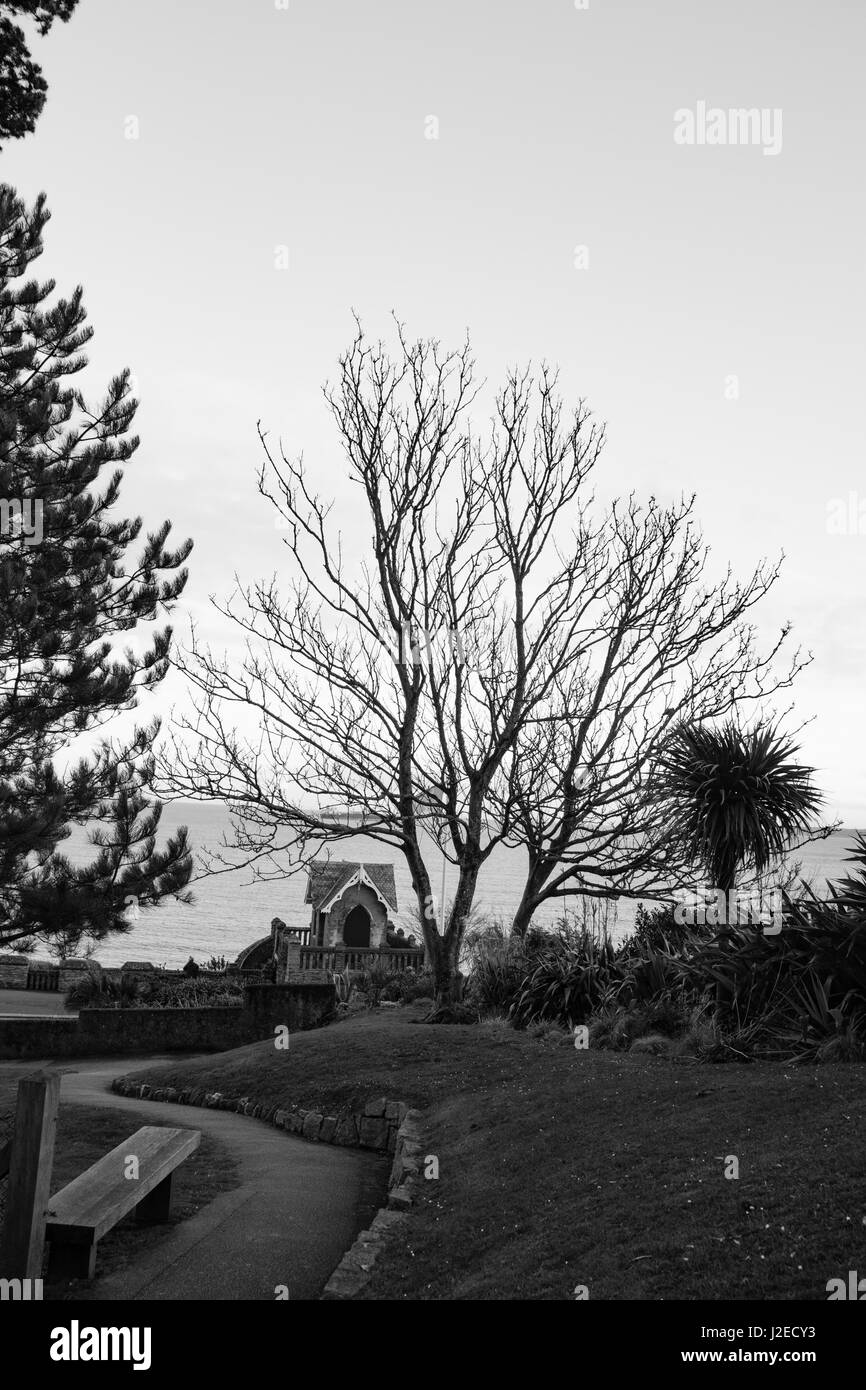 Gyllyngvase Beach, piccolo capanno vicino a Princess Pavillion, Falmouth, Cornwall,l'Inghilterra, Regno Unito 2017 - Casa su una gamba di pollo Foto Stock