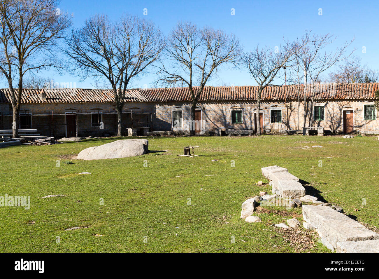 L'Italia, Sardegna, Gavoi. Un campo di proprietà della Signora de Sa Itria, una chiesa ed un sito nuragico. Foto Stock