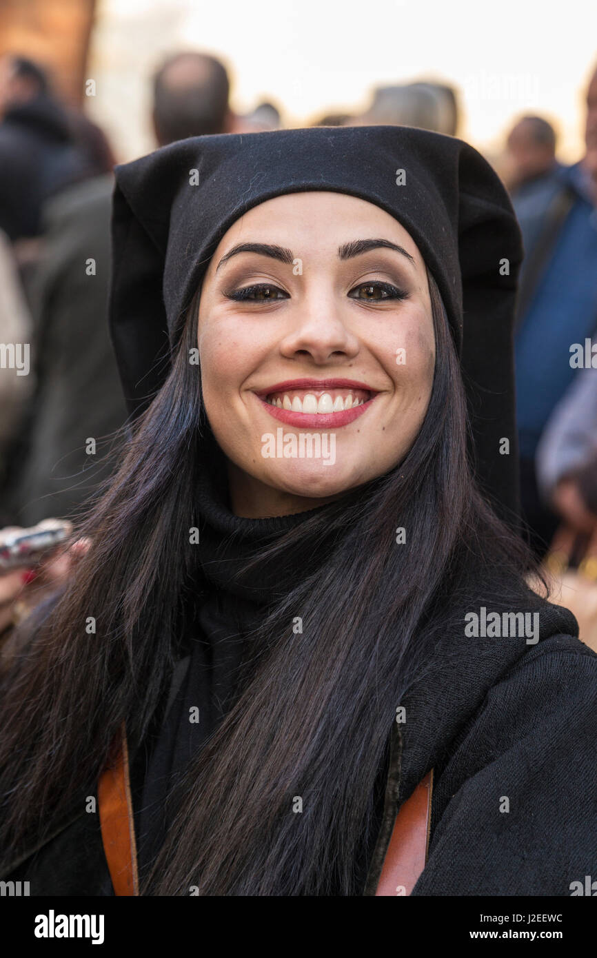 L'Italia, Sardegna, Gavoi. Donna sorridente vestita di nero, prendendo parte a una tradizionale festa pagana. Foto Stock