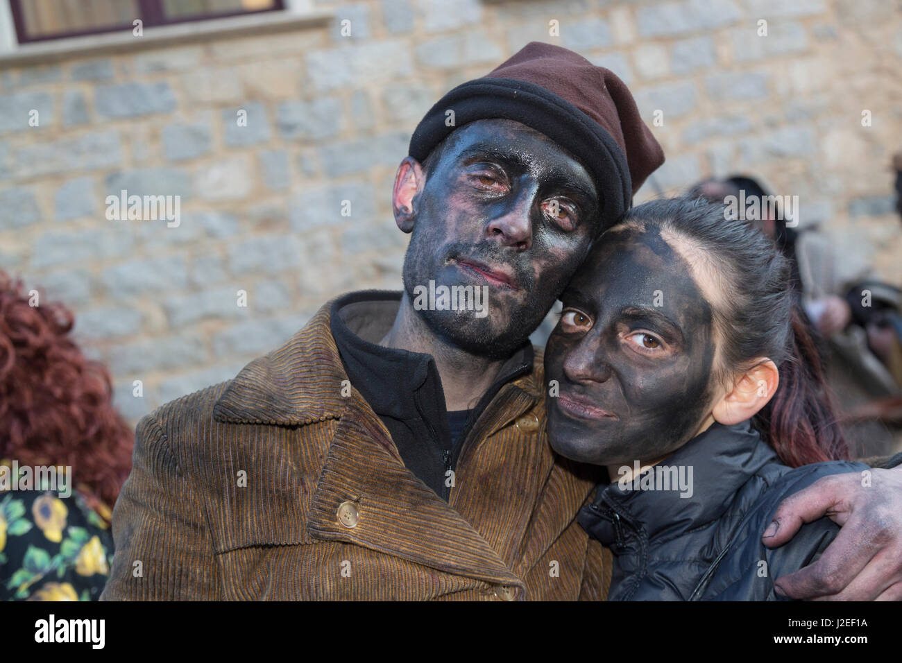 L'Italia, Sardegna, Ovodda. Uomo e donna che indossa spesso nero vernice faccia come parte di una celebrazione pagana. Foto Stock