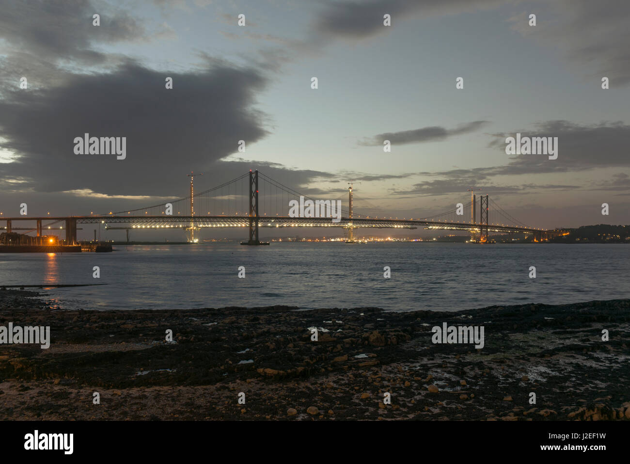 Queensferry incrocio sotto costruzione dietro il Forth Road Bridge al tramonto, South Queensferry, Lothian, Scozia, Regno Unito Foto Stock