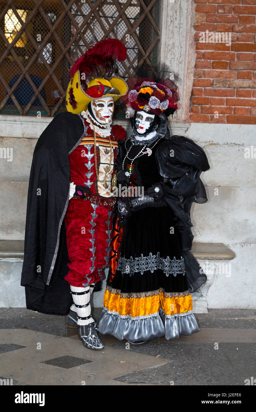 Venezia, Italia. Matura in posa di costumi ornati a Carnevale. Foto Stock