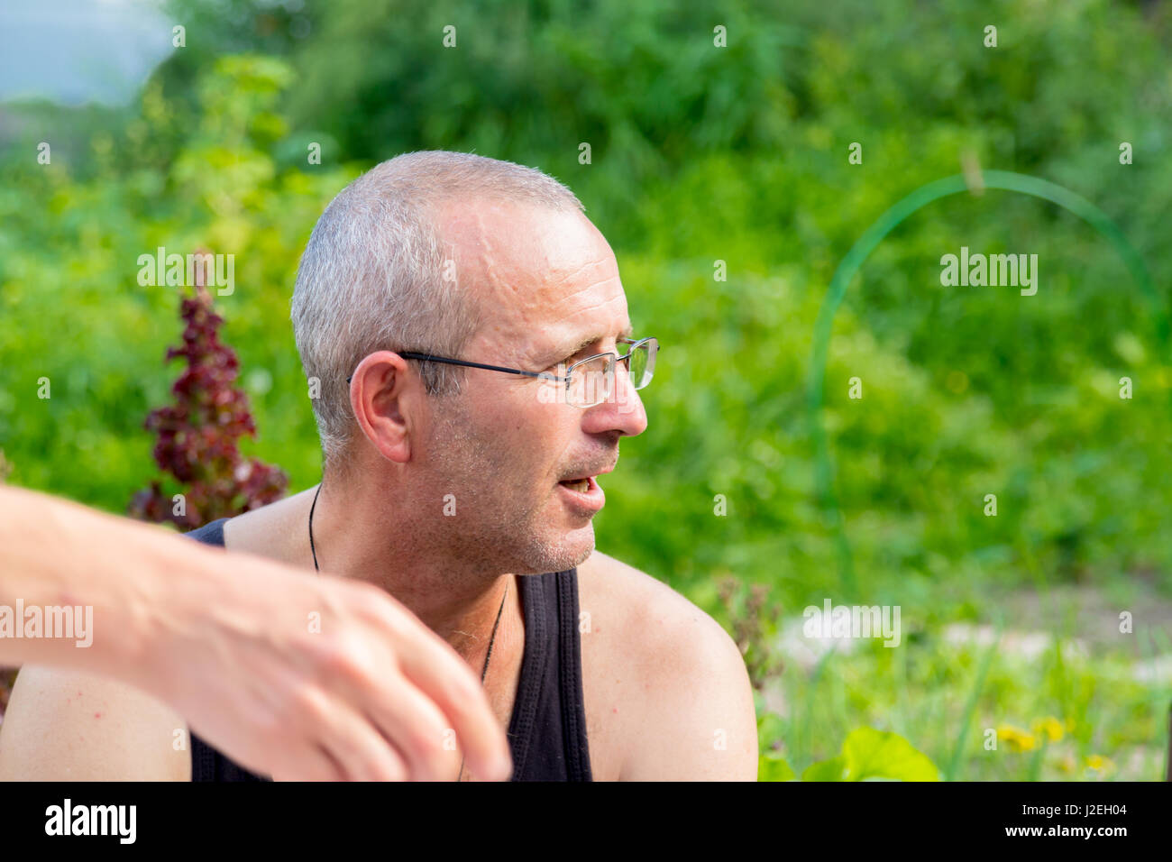 L'uomo ritratto di un uomo con gli occhiali sulla natura Foto Stock