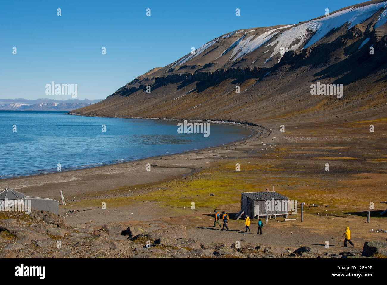 La Norvegia. Svalbard. Edgeoya. Doleritnesset. La pelliccia di trapper capanno vicino al litorale. Foto Stock