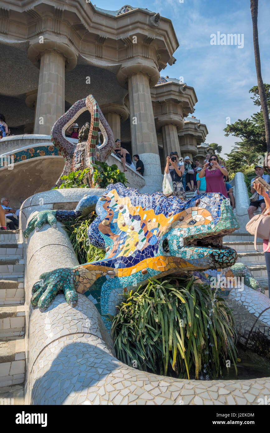 Spagna, Barcellona, Parco Guell, il Drago scalinata, drago mosaico (formato di grandi dimensioni disponibili) Foto Stock