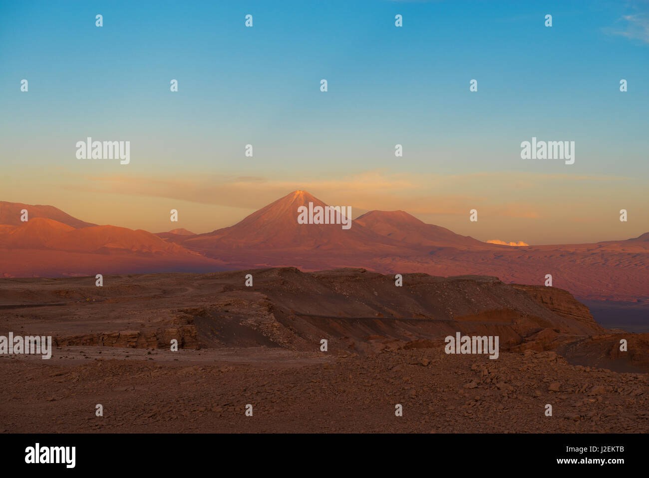 Un meraviglioso tramonto nel deserto di Atacama , con il suo paesaggio lunare e il vulcano Licancabur situato vicino a San Pedro de Atacama nel nord del Cile. Foto Stock