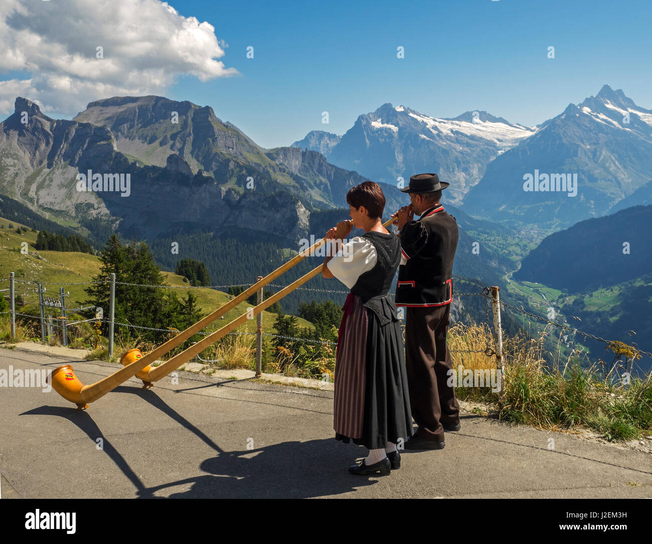 La Svizzera, nel Canton Berna, Schynige Platte, Alpenhorn giocatori, in abito tradizionale Foto Stock