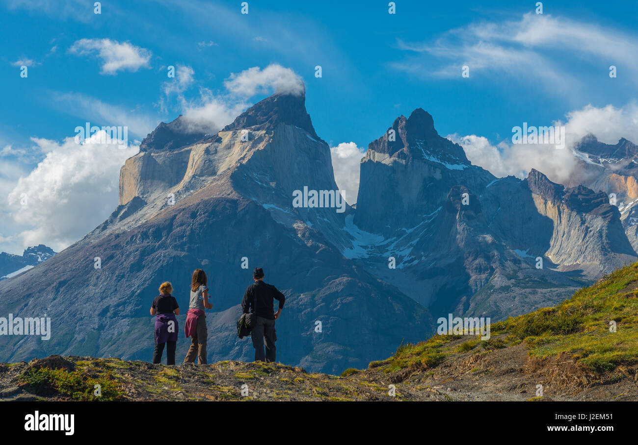 I turisti a guardare oltre le Corna del Paine massiccia con l'uso di Bokeh di fondo all'interno del parco nazionale Torres del Paine in Patagonia cilena. Foto Stock