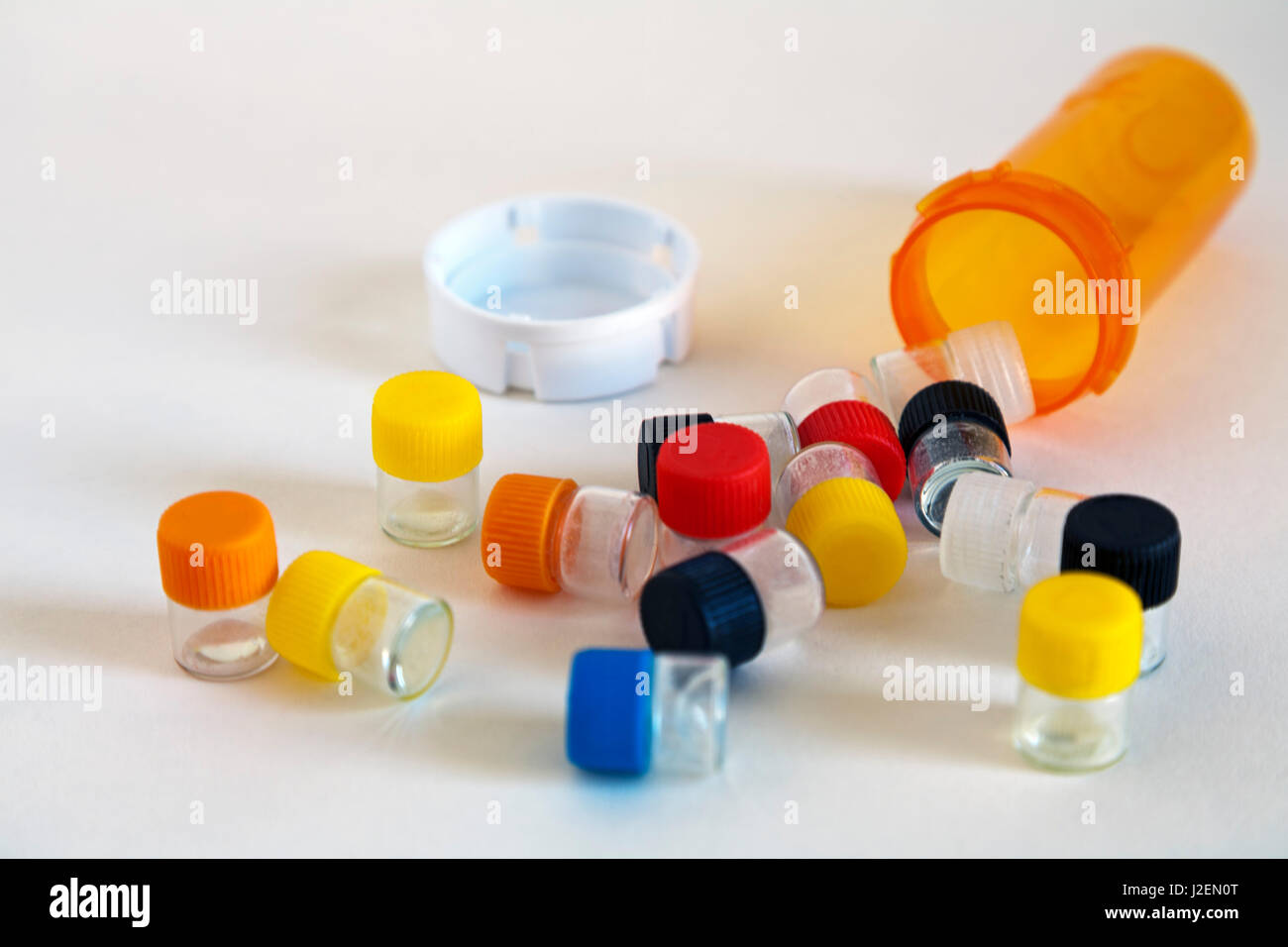 Fiale di farmaci la fuoriuscita di una bottiglia di prescrizione Foto Stock