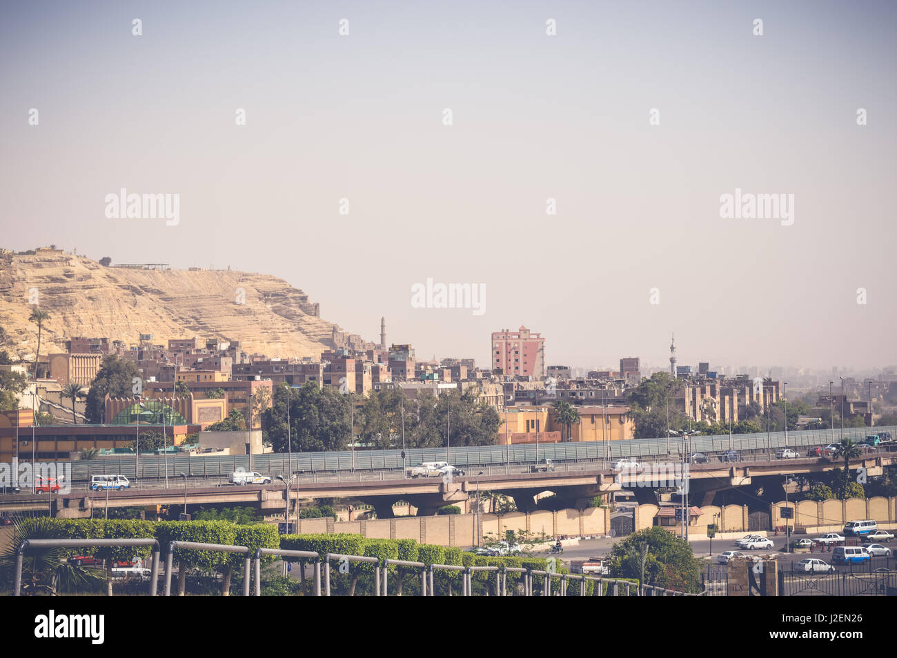 Vista della montagna con vetture su strada a Il Cairo, Egitto Foto Stock