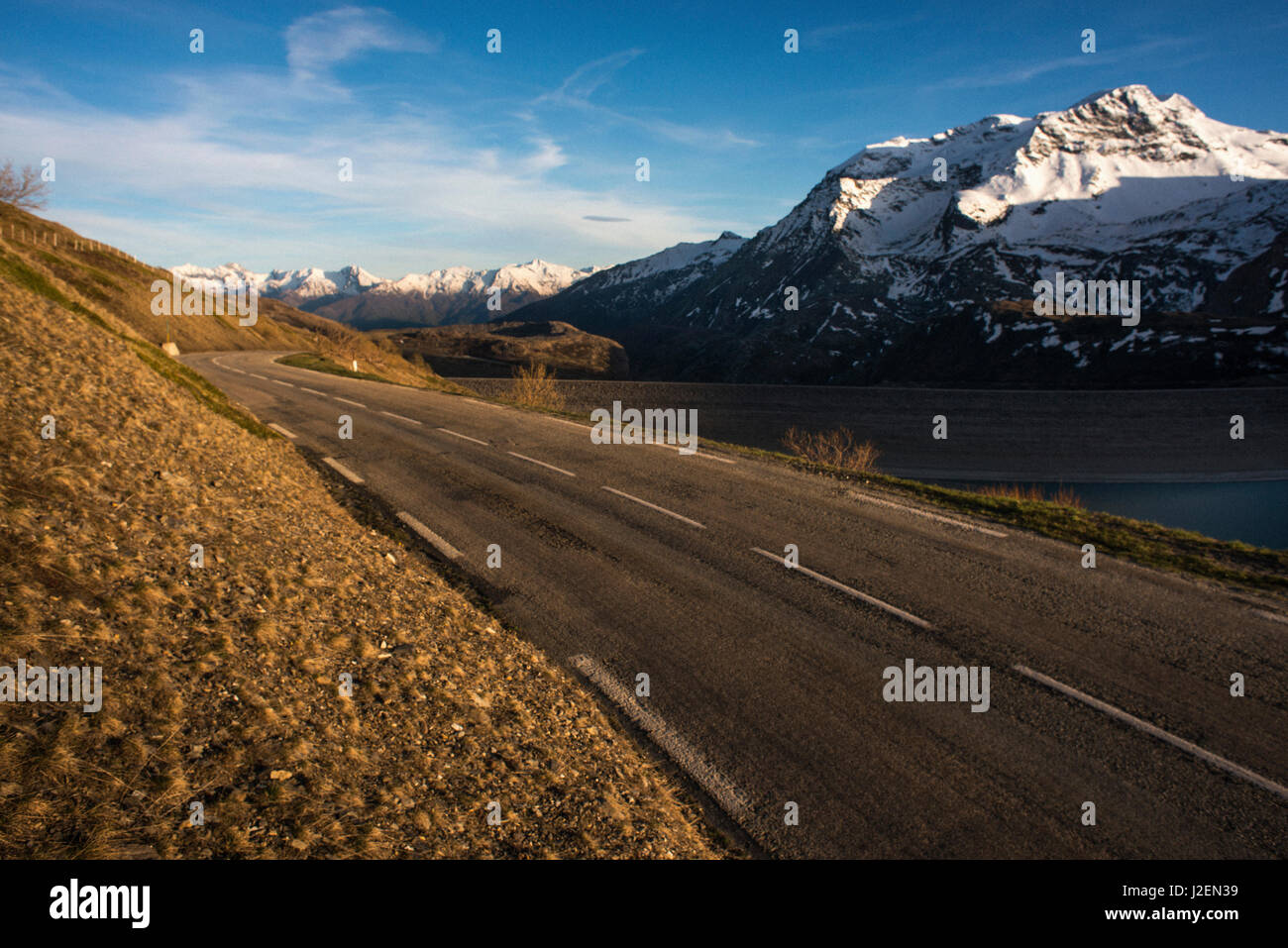 Strada attraverso il paesaggio di montagna, Val Cenis Vanoise, Francia Foto Stock