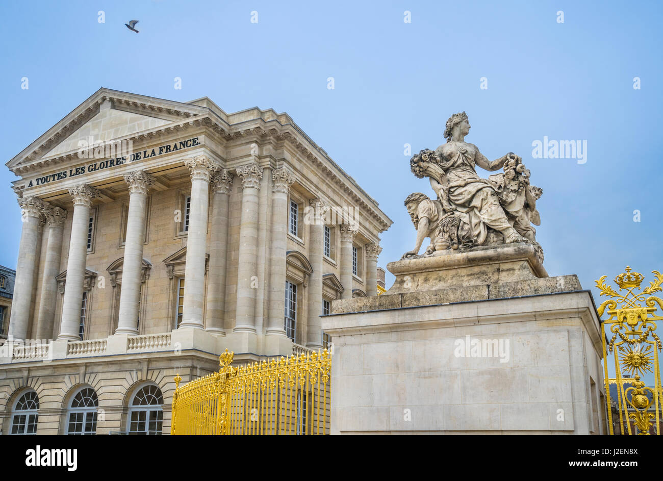 Francia, Ile-de-France, Palazzo di Versailles, scultura allegorica "l'abbondanza" (l'Abondance) da Antoine Coysevox al cancello d'Onore Foto Stock