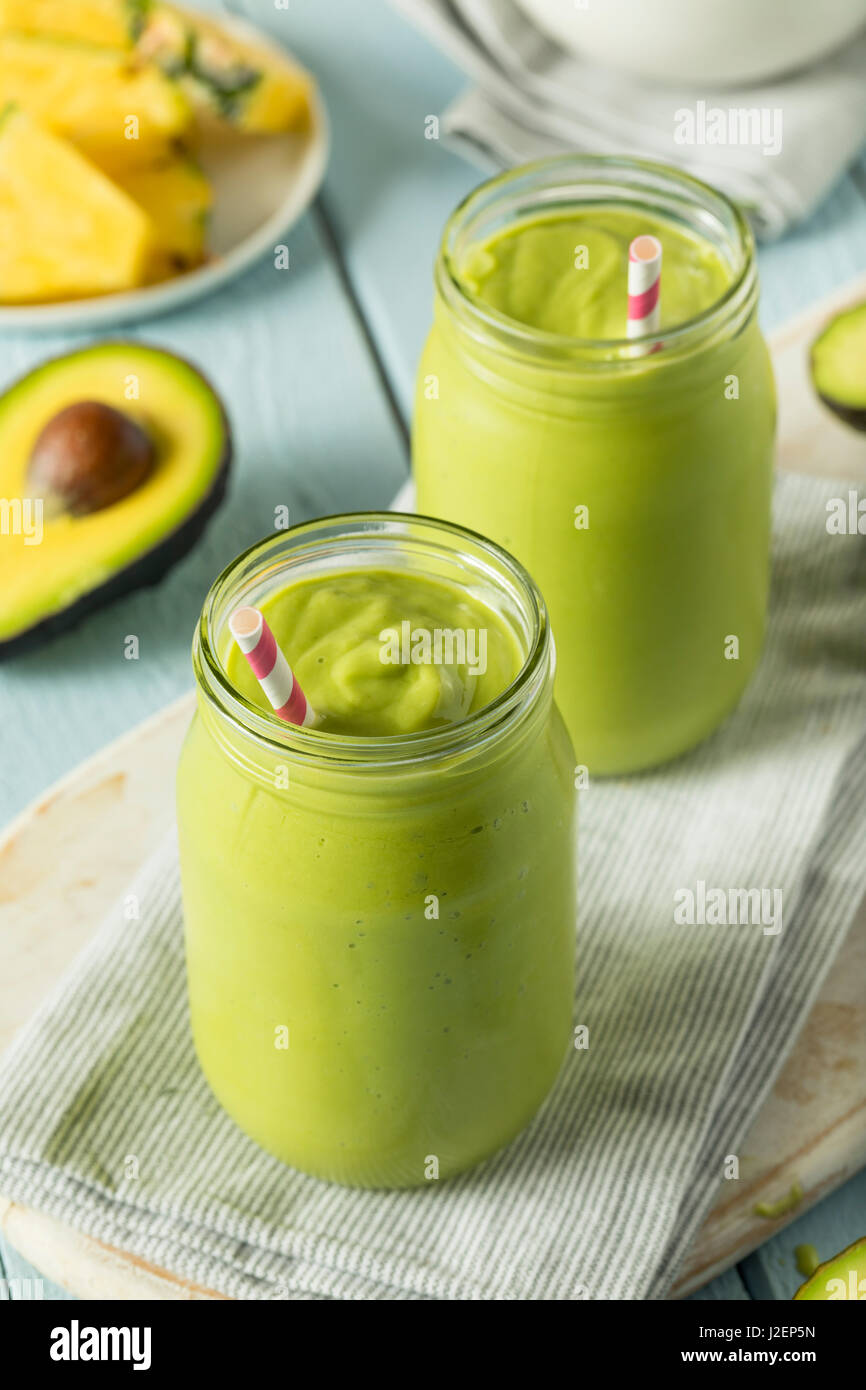 In casa sano frullato di Avocado con spinaci ananas e yogurt Foto Stock