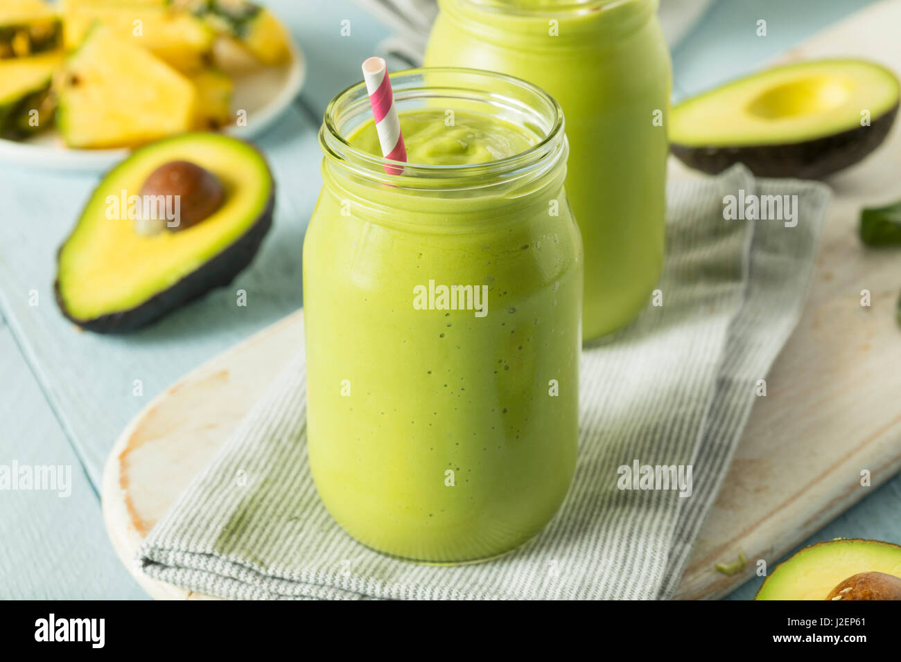 In casa sano frullato di Avocado con spinaci ananas e yogurt Foto Stock