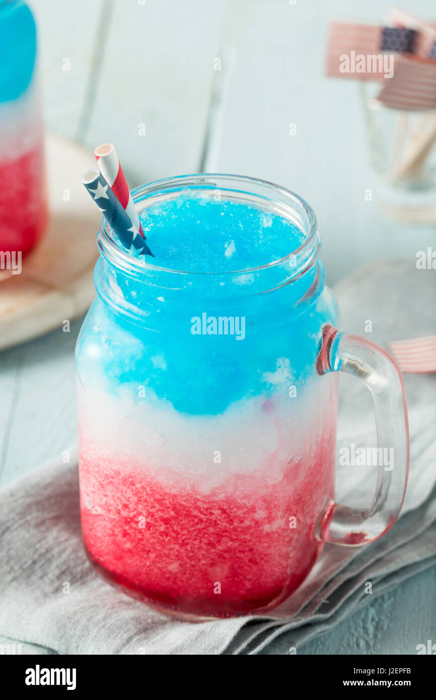 In casa patriottica Bianco rosso e blu Slushie Cocktail con vodka Foto Stock