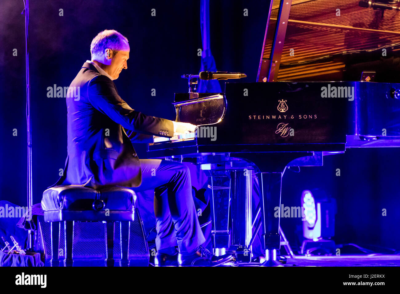 Wetzlar, Germania. Il 26 aprile, 2017. Joja Wendt, Tedesco pianista jazz e animatore da Amburgo, esegue il programma del suo concerto 'Die Kunst des Unmöglichen' (inglese: l'arte di impossibile) a Stadthalle Wetzlar. --- Fotocredit: Christian Lademann Foto Stock