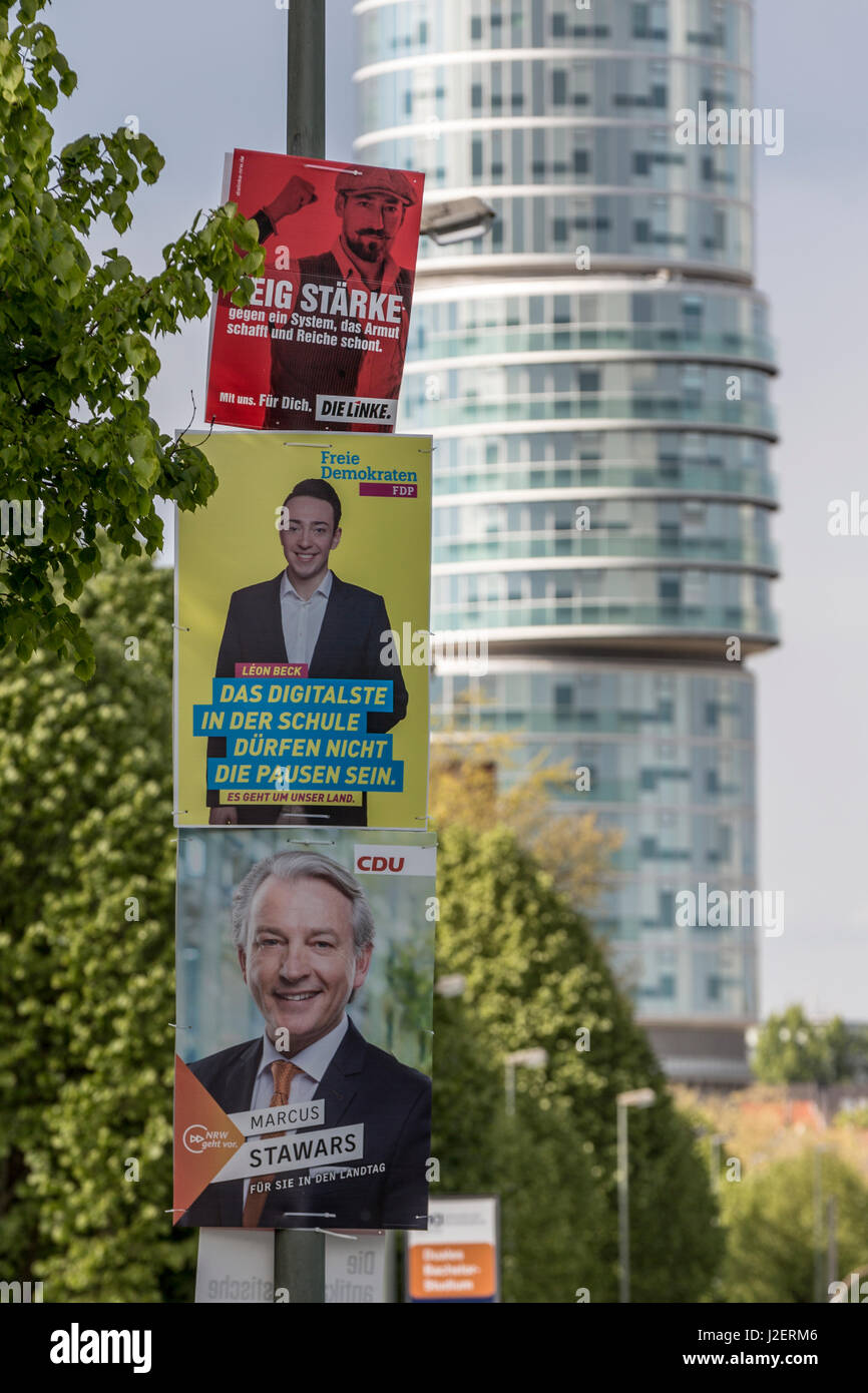 Alle elezioni statali in NRW, le campagne elettorali della CDU, FDP e Die Linke a una lanterna di fronte al Exzenterhouse a Bochum, Germania, 27 aprile 201 Foto Stock