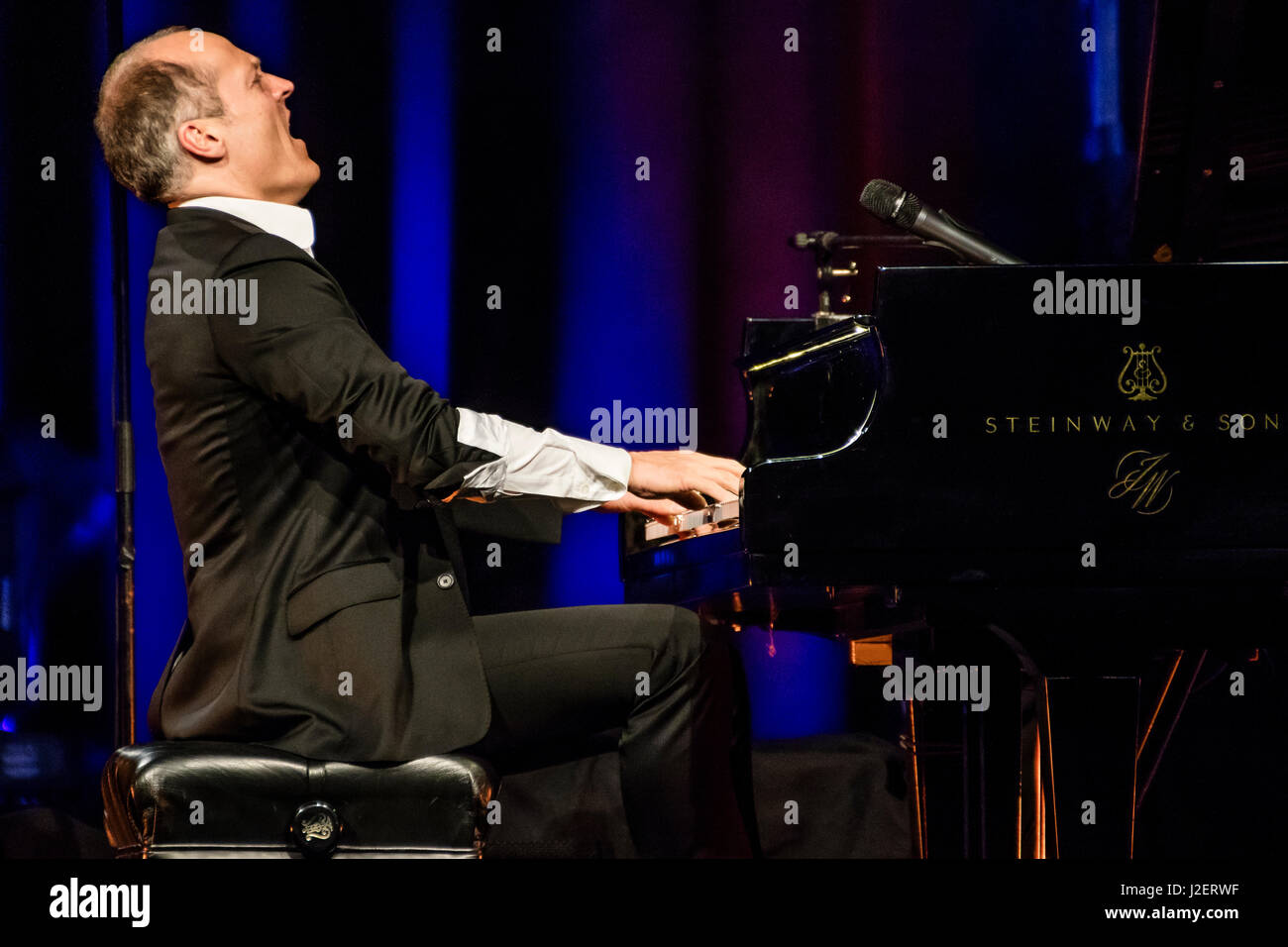 Wetzlar, Germania. Il 26 aprile, 2017. Joja Wendt, Tedesco pianista jazz e animatore da Amburgo, esegue il programma del suo concerto 'Die Kunst des Unmöglichen' (inglese: l'arte di impossibile) a Stadthalle Wetzlar. --- Fotocredit: Christian Lademann Foto Stock